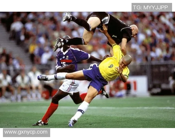 80年代足球传奇球星合影 回顾辉煌岁月与经典瞬间