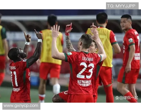 两大足球巨星赛场激烈互喷火药味十足引发球迷热议