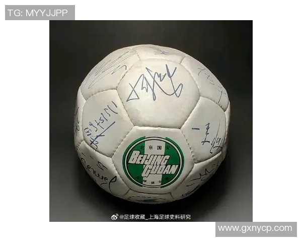 球星亲笔签名足球收藏价值分析与市场趋势展望