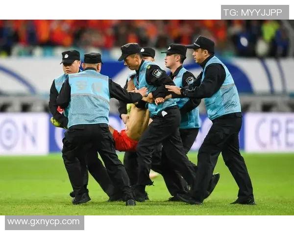 足坛巨星赛场瞬间失误引爆全场笑声尴尬场面成球迷热议焦点 足坛巨星赛场瞬间失误引爆全场笑声尴尬场面成球迷热议焦点